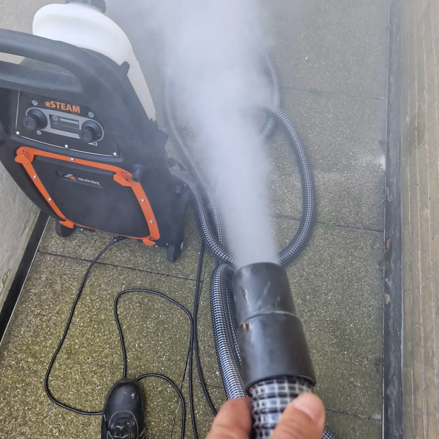Rooktest voor het opsporen van lekkage: rookgenerator blaast rook in de constructie