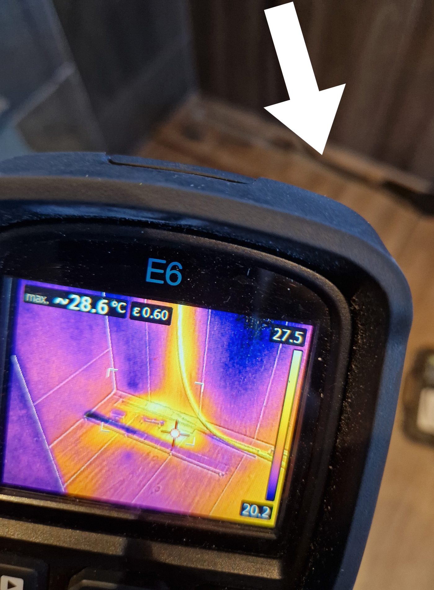Thermografische lekdetectie: FLIR-warmtebeeldcamera toont het warme leidingtracé van de vloerverwarming door de vloer heen